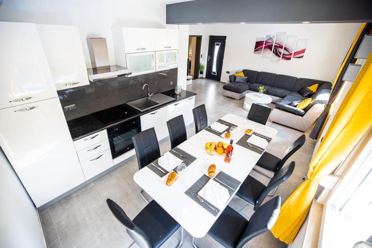 Andelina In Near The Center With Private Pool And Sauna - By Ta Leut Agency *